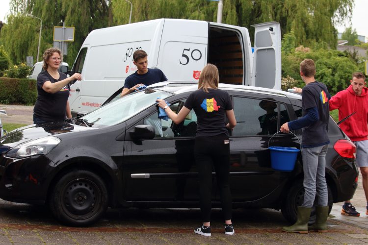Auto’s poetsen en inleveren kleding en schoenen DADO groot succes