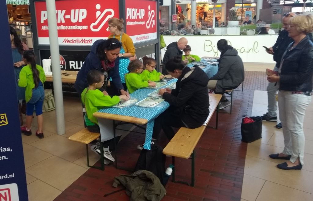 Veel geknutsel in Moederdagwinkeltje In de Bogaard