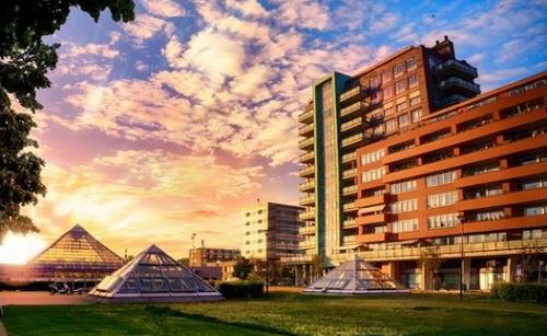 Rijswijkse Piramideplein bij zonsondergang