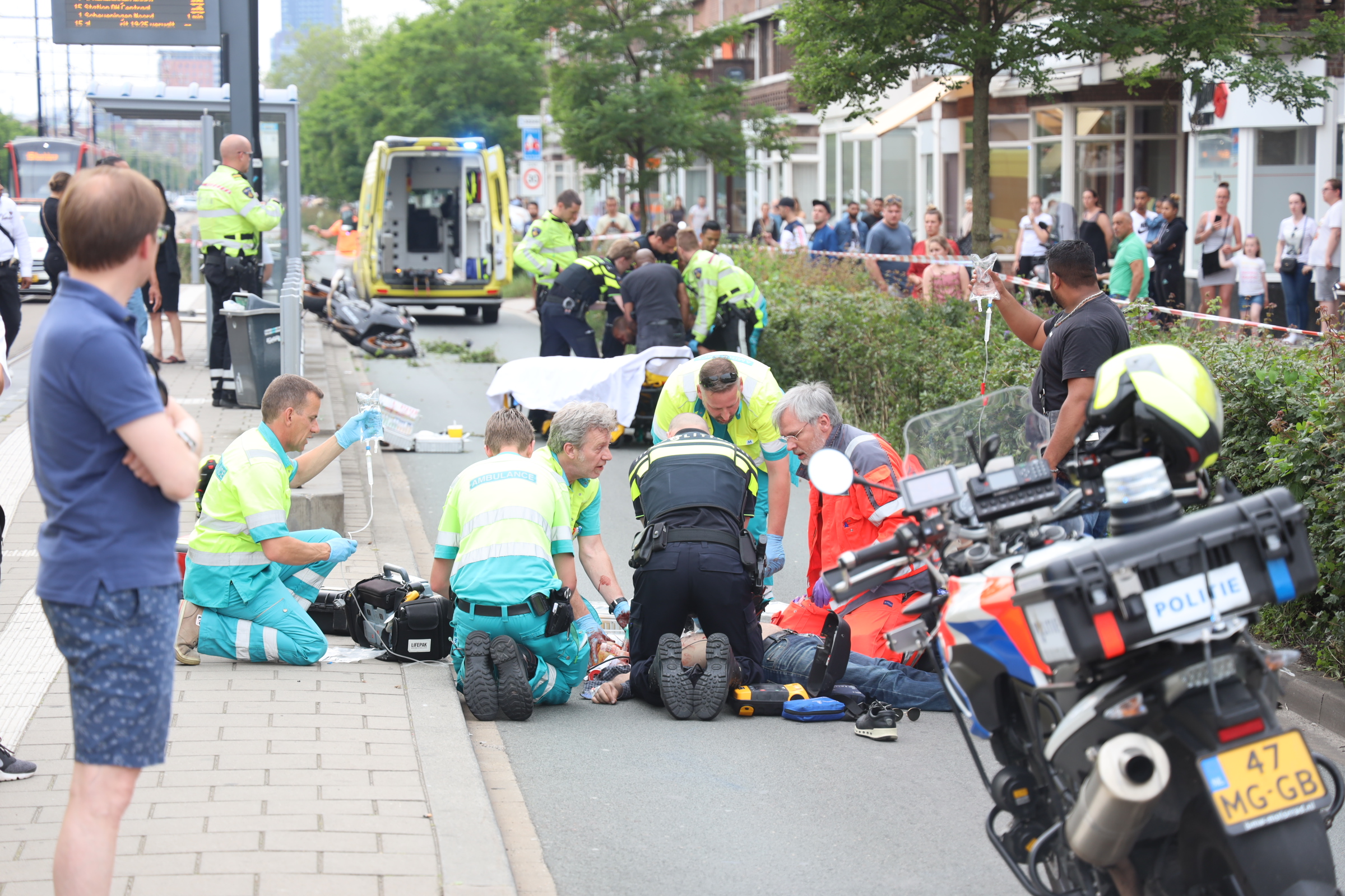 [UPDATE 21:00] Motorrijder over de kop op kruising Haagweg / Geestbrugweg