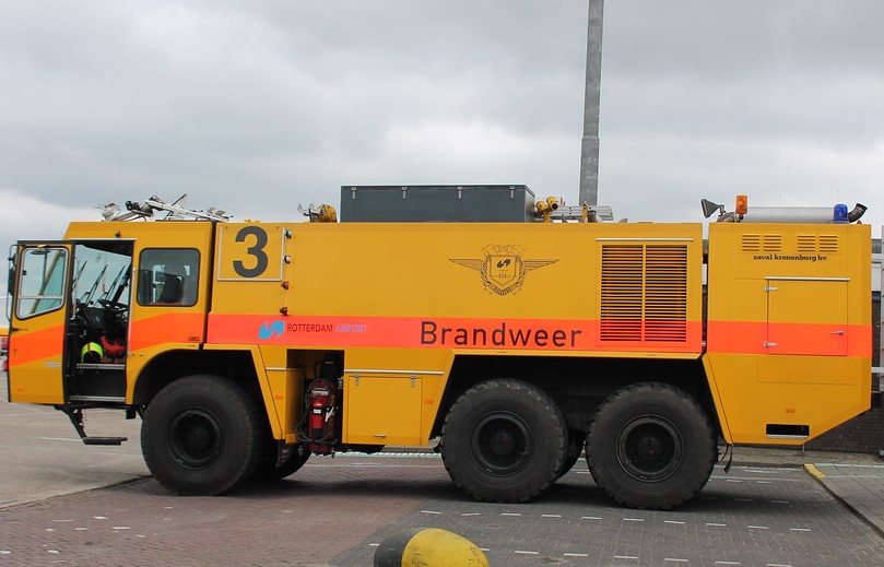 Luchthavenbrandweer helpt bij brand in Berkel
