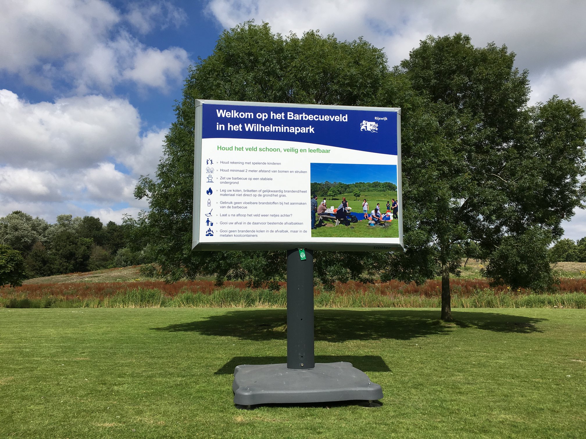 Gemeente plaatst bord met spelregels BBQ Wilhelminapark