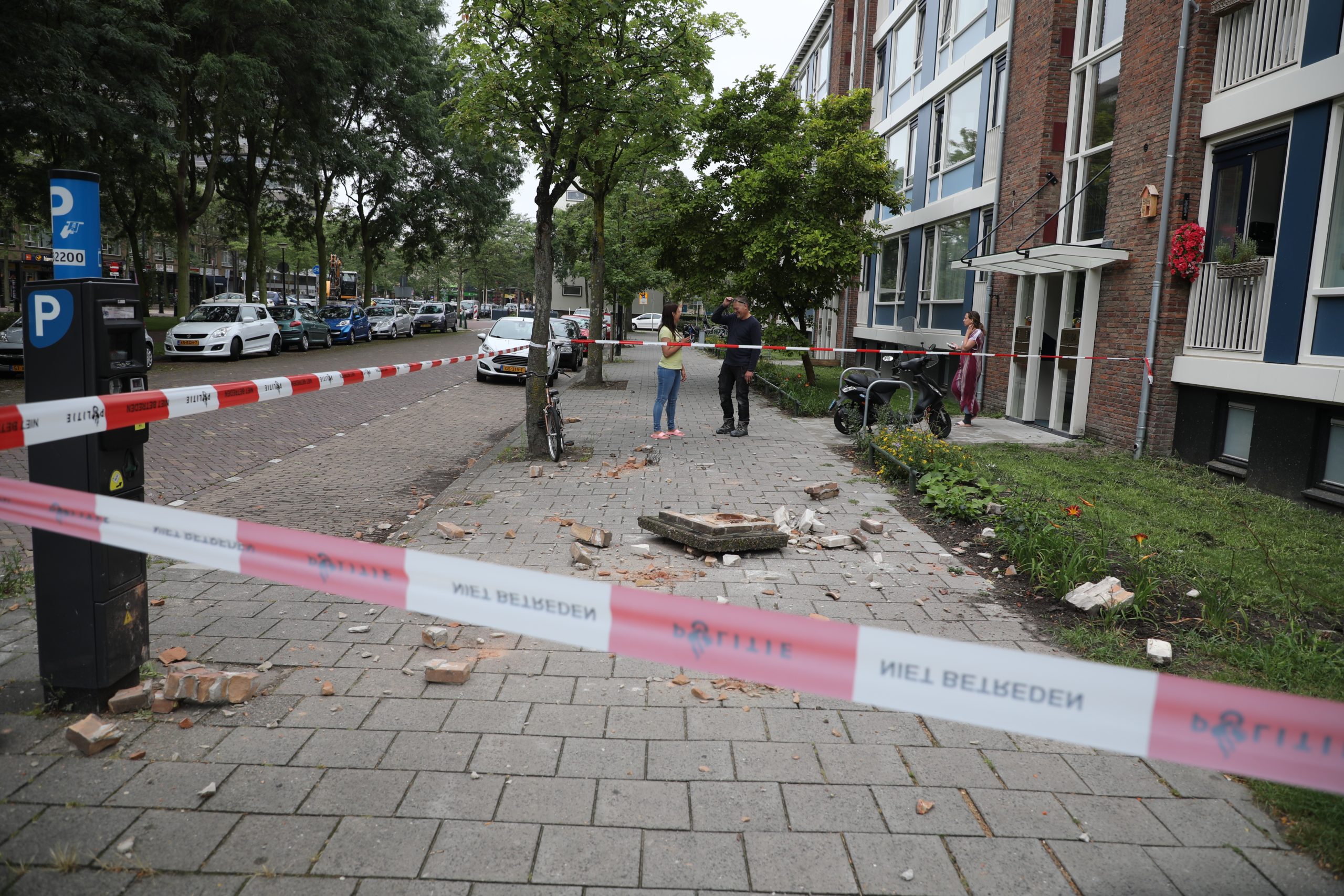 Schoorsteen stort op de stoep na blikseminslag Hillenaarsplantsoen