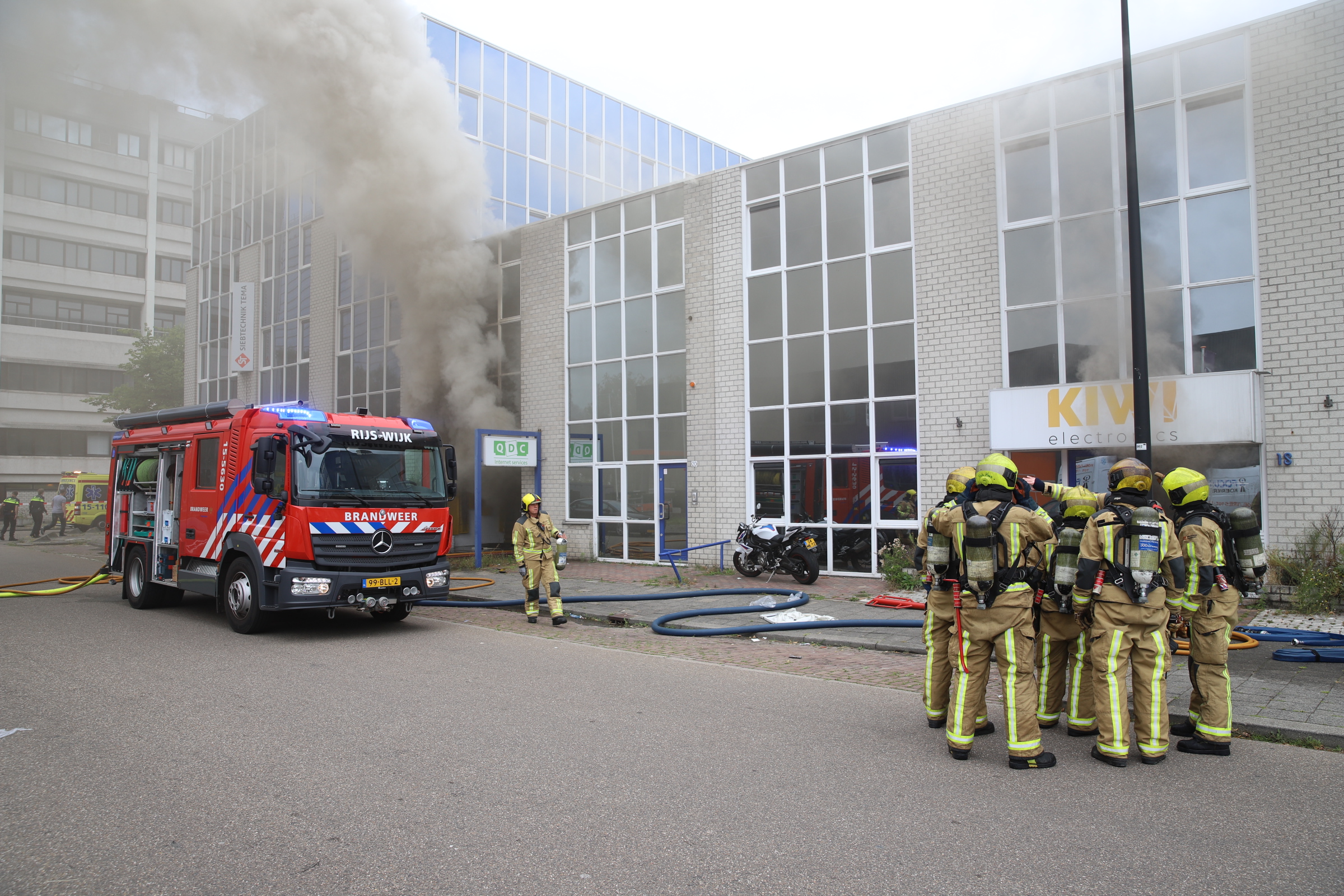 UPDATE 10:30: SLUIT RAMEN EN DEUREN: Zeer grote brand aan Steenplaetsstraat Rijswijk