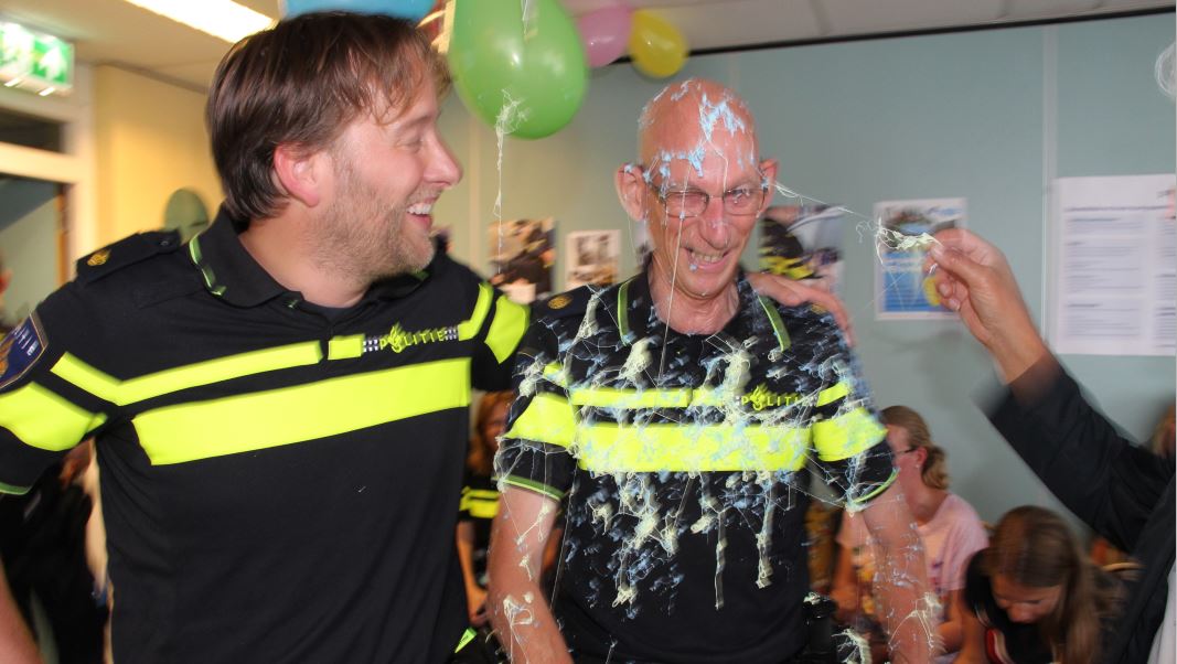Rijswijkse politie zet bijzondere collega in de spuitconfetti