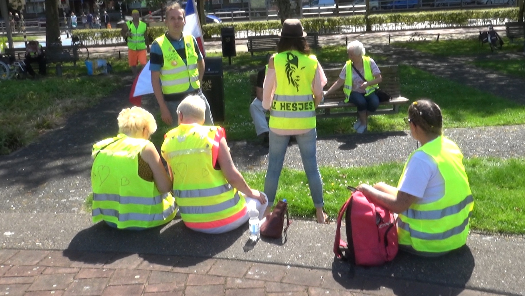 [VIDEO] Gele hesjes op het Rijswijkse Bogaardplein