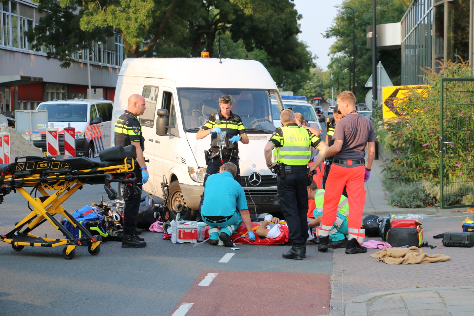 Motorrijder zwaargewond na aanrijding Polakweg