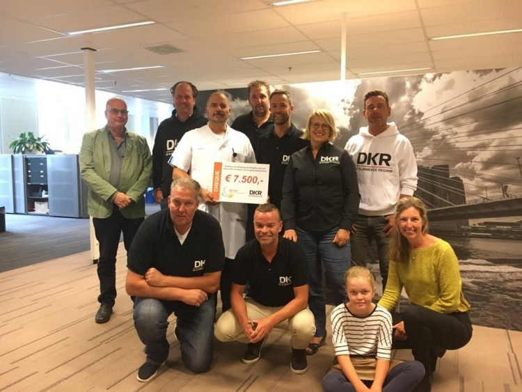 De Klimmende Règâhs overhandigen cheque van 7.500 euro voor onderzoek naar Neurofibromatose