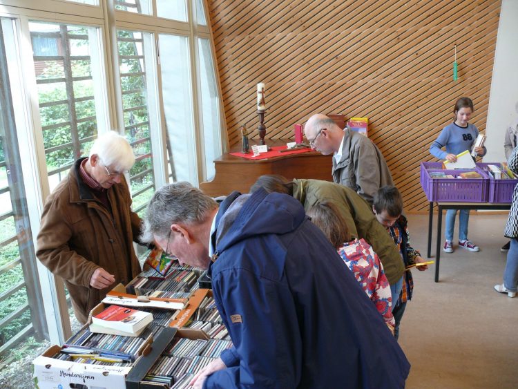 Boekenmarkt met schilderijenveiling