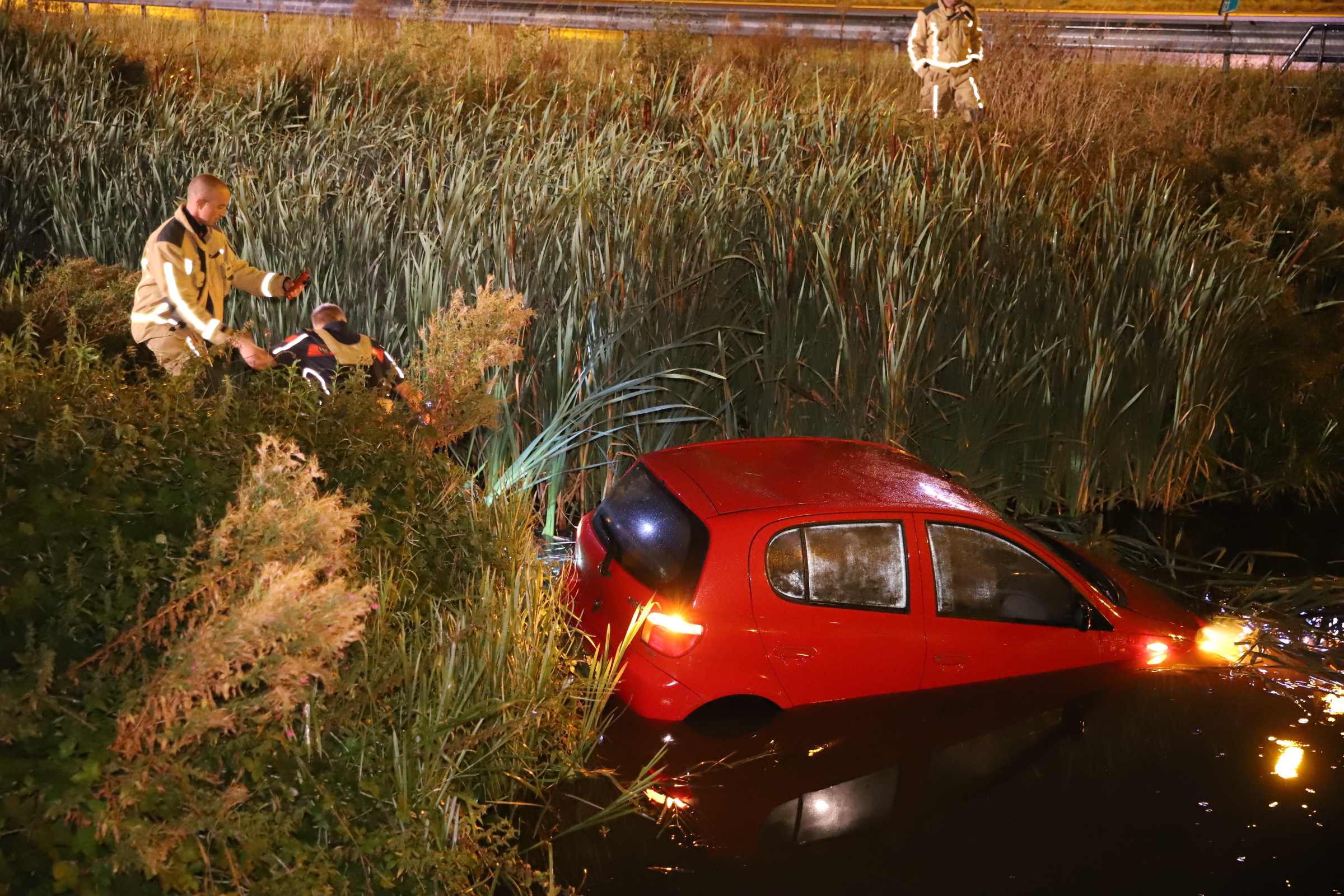 Bestuurder vliegt uit bocht en belandt in water A13 Rijswijk