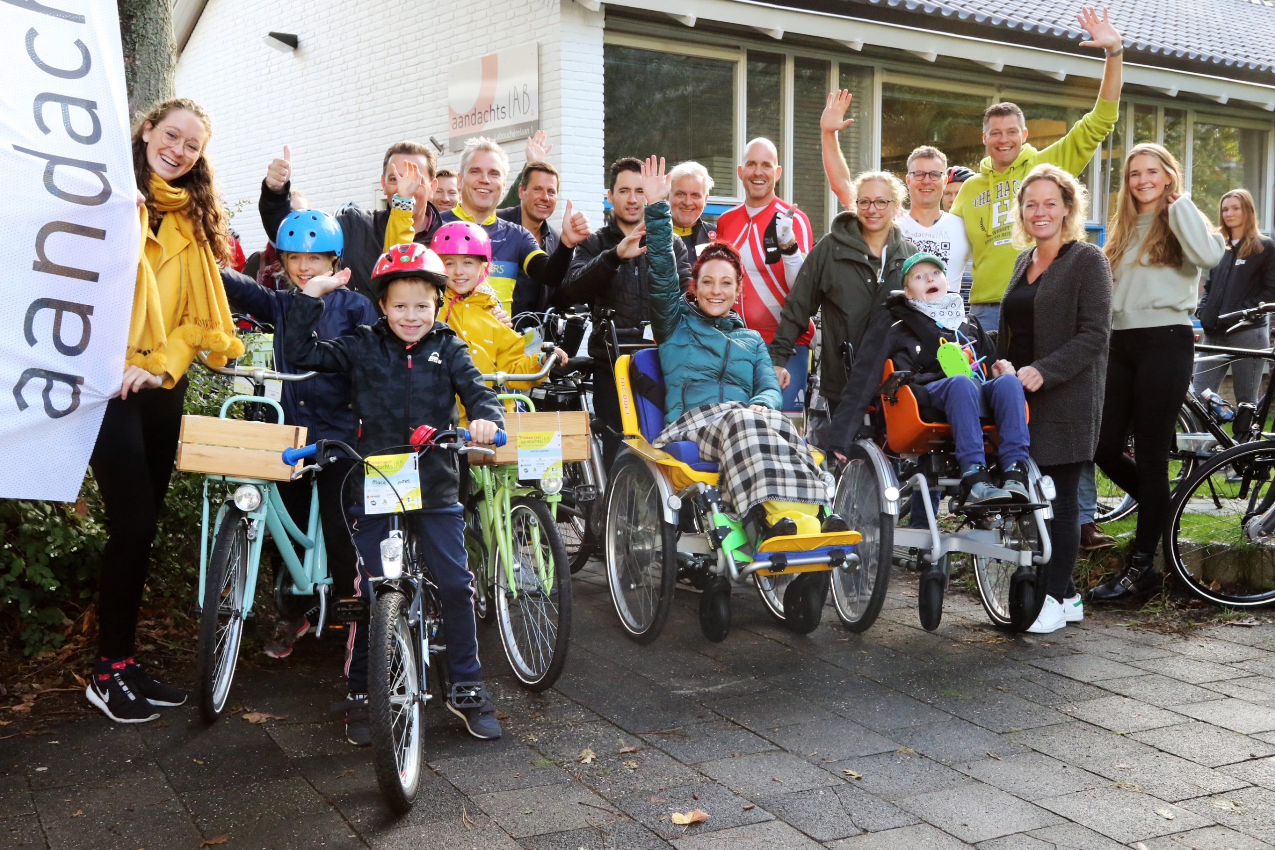 [VIDEO] Meer dan honderd fietsers halen 33.218 euro op voor KDC Aandachtslab