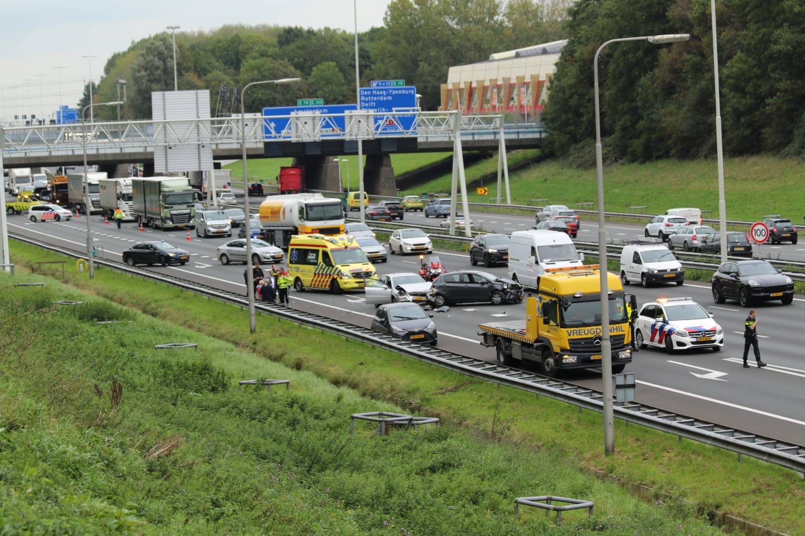 Rijstrook en afrit afgesloten door ongeluk A4 Rijswijk. Hou rekening met langere reistijd