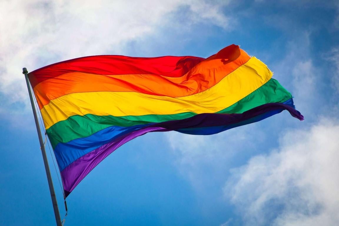 Rijswijk hangt regenboogvlag op Coming Out Day