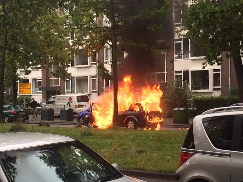 [VIDEO] Auto uitgebrand aan Burgemeester Elsenlaan. Inzittenden net op tijd uit voertuig