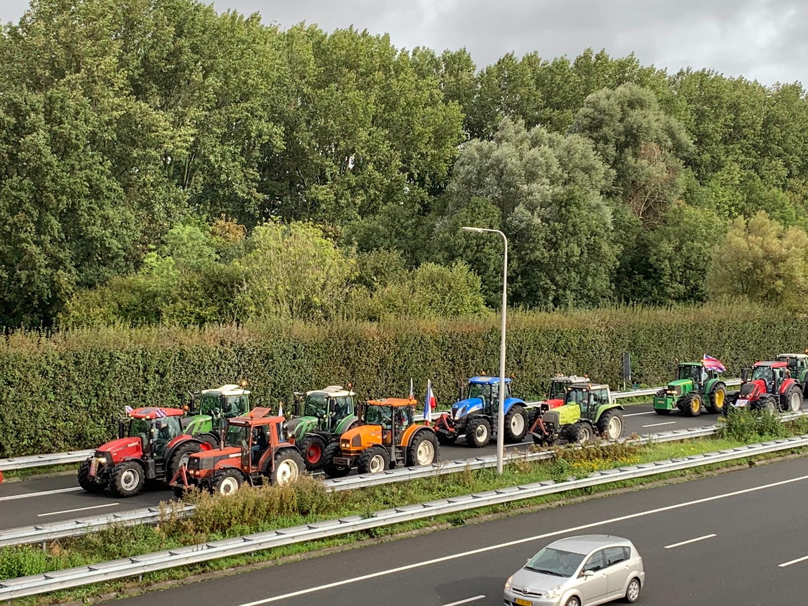 [VIDEO] Demonstrerende boeren al toeterend op de snelweg