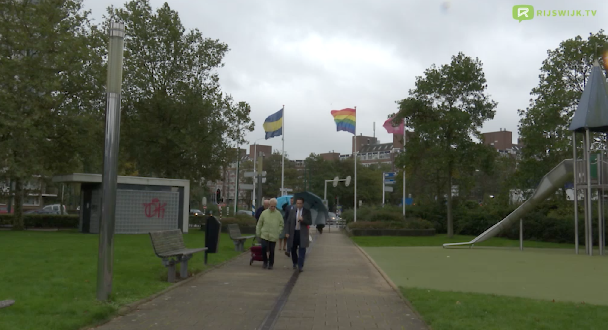 [VIDEO] Regenboogvlag gehesen bij raadhuis