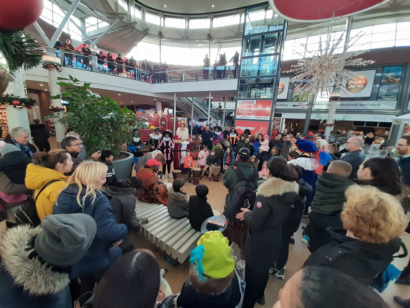Sinterklaas slaapt in Winkelcentrum in de Bogaard