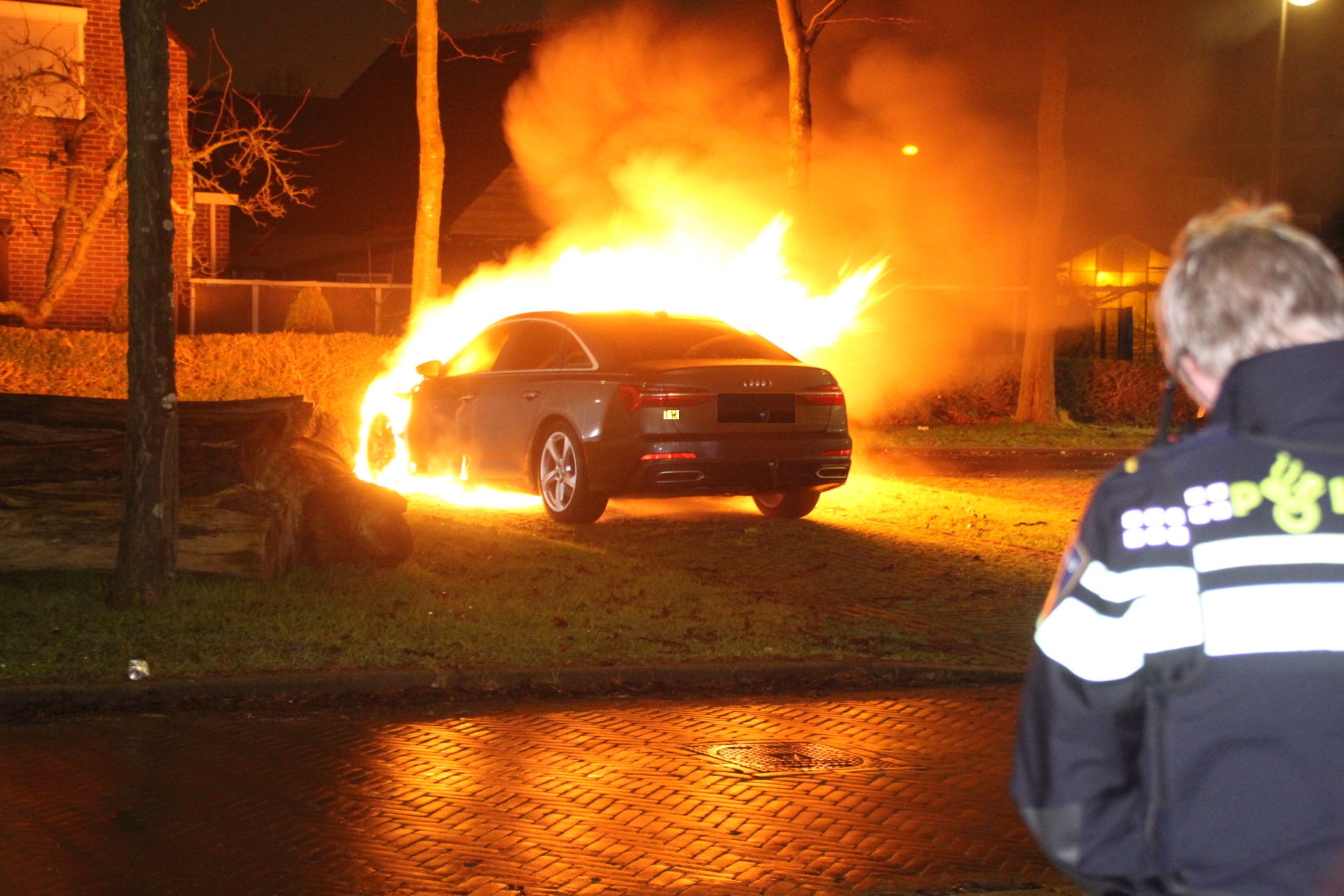 Auto volledig uitgebrand door brandstichting Strijplaan