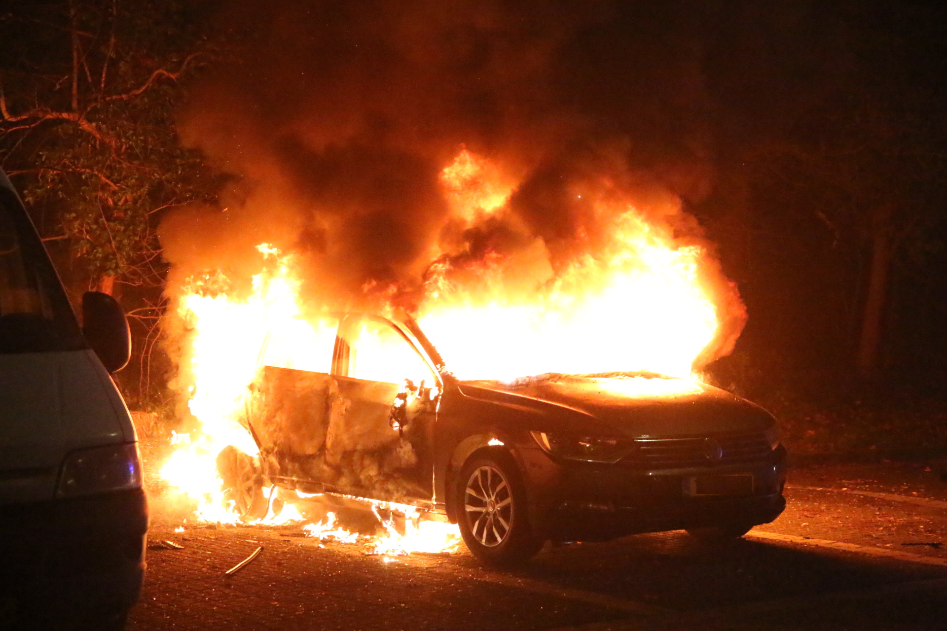 [UPDATE] Auto’s in vlammen op Huis te Landelaan, Clavecimbellaan en Schoolstraat
