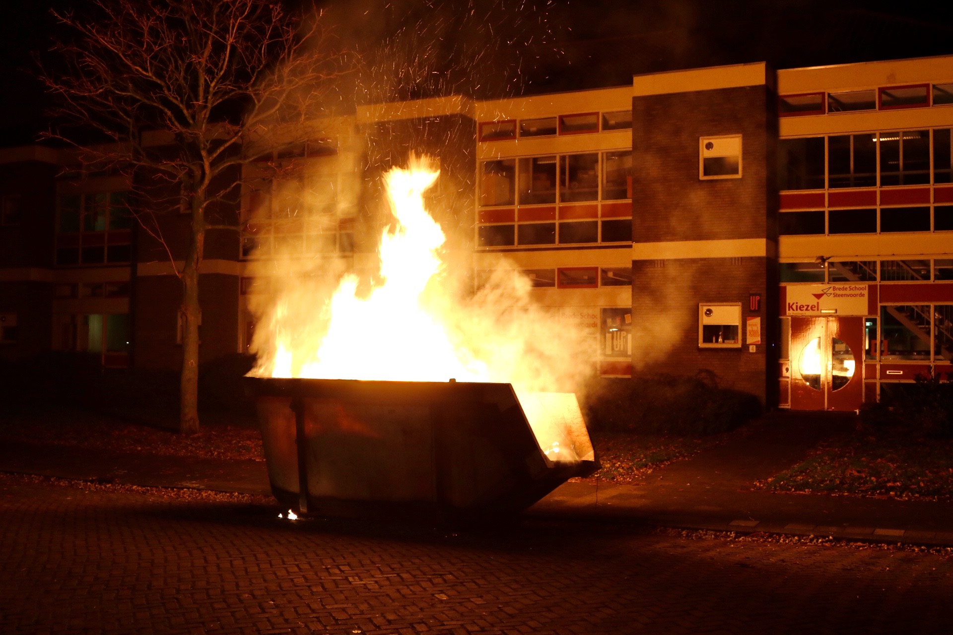 Veel containers in lichterlaaie in Rijswijk