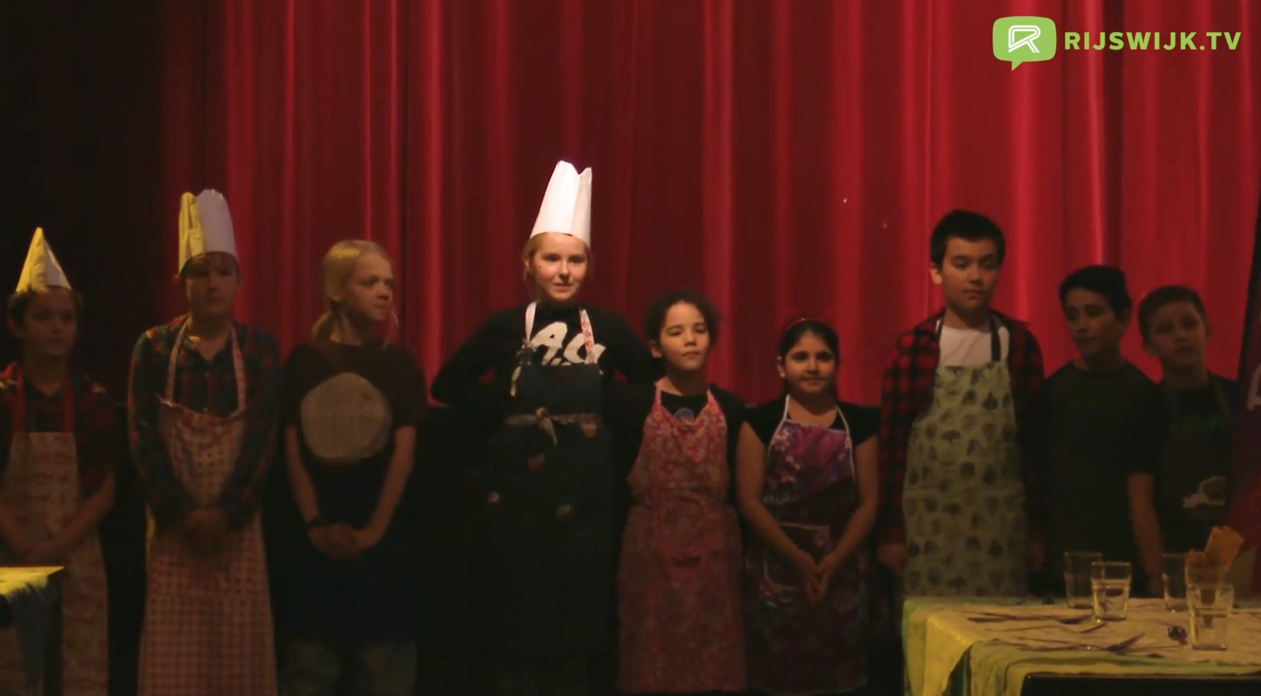 [VIDEO] Kids 4 Society kookt voor bewoners van Onderwatershof