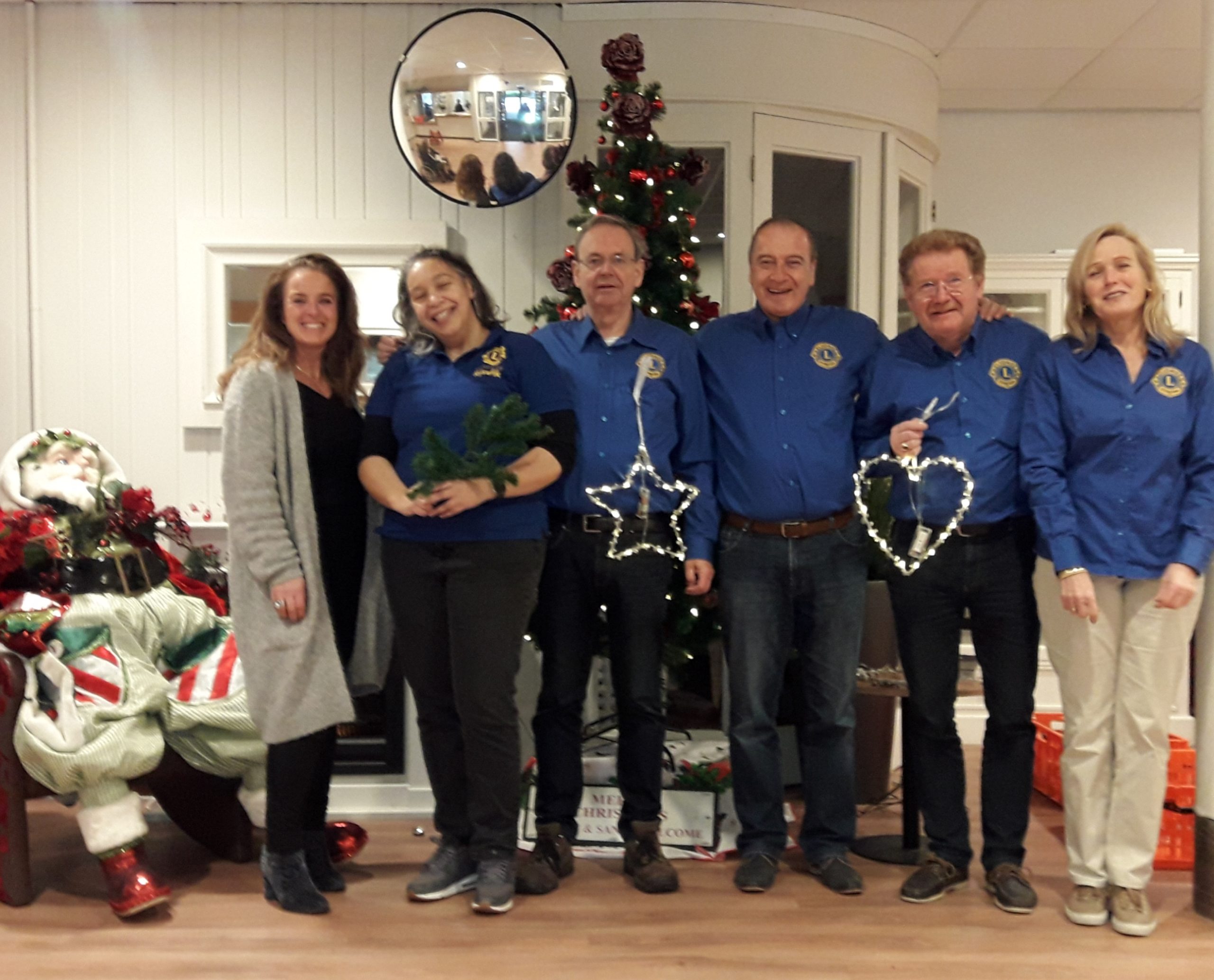 Lionsclub Rijswijk brengt bewoners Florence Vredenburch in kerstsfeer