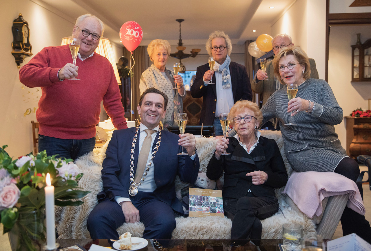 Burgemeester op bezoek bij 100-jarige Rijswijkse