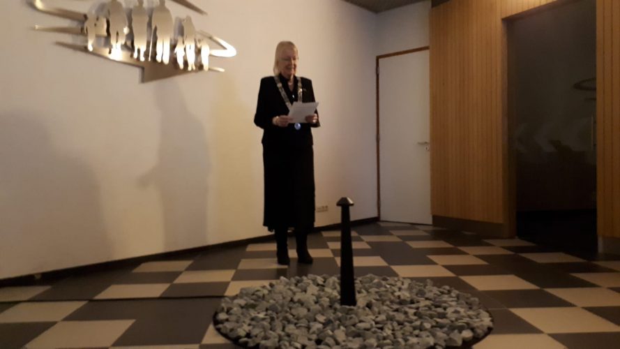 Burgemeester Ravestein onthult Holocaust monument