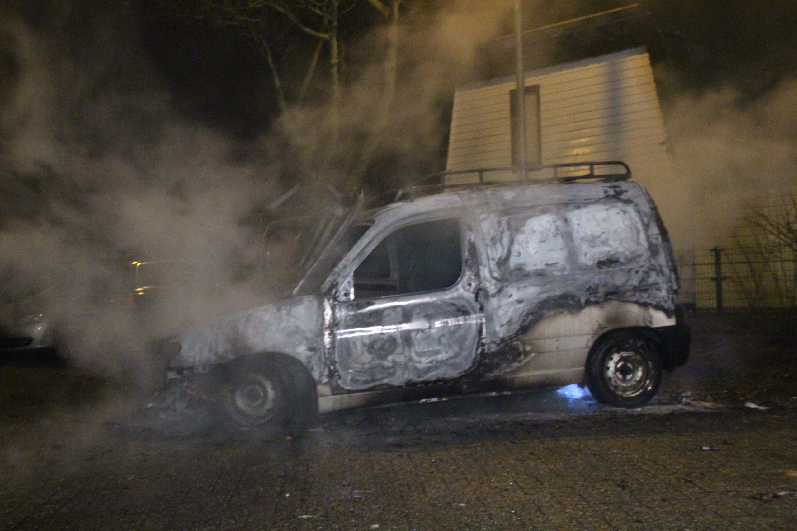 Geparkeerde auto verwoest na brand Van Brachtstraat Pijnacker