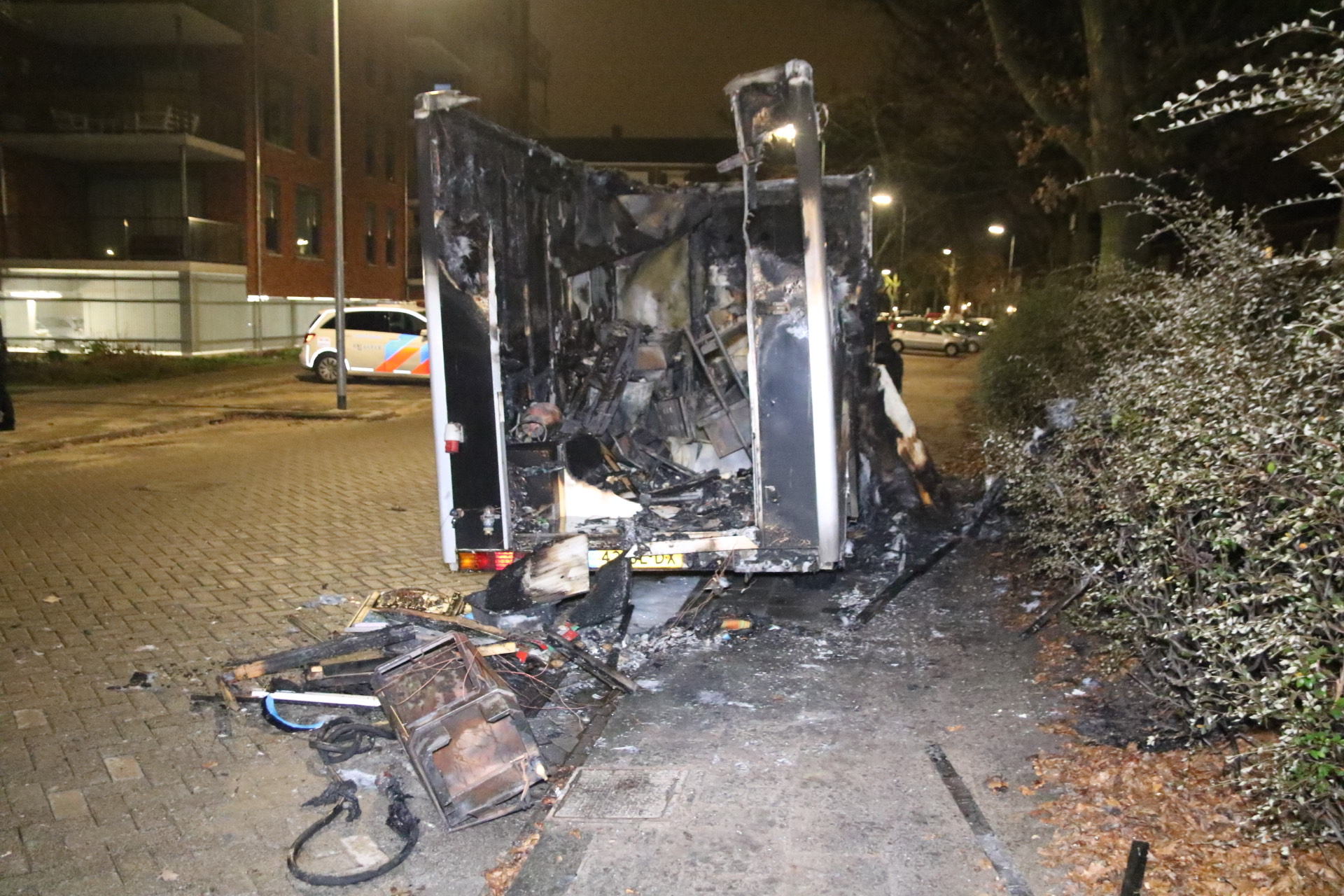 Wagen van visboer uitgebrand aan Karel Doormanlaan