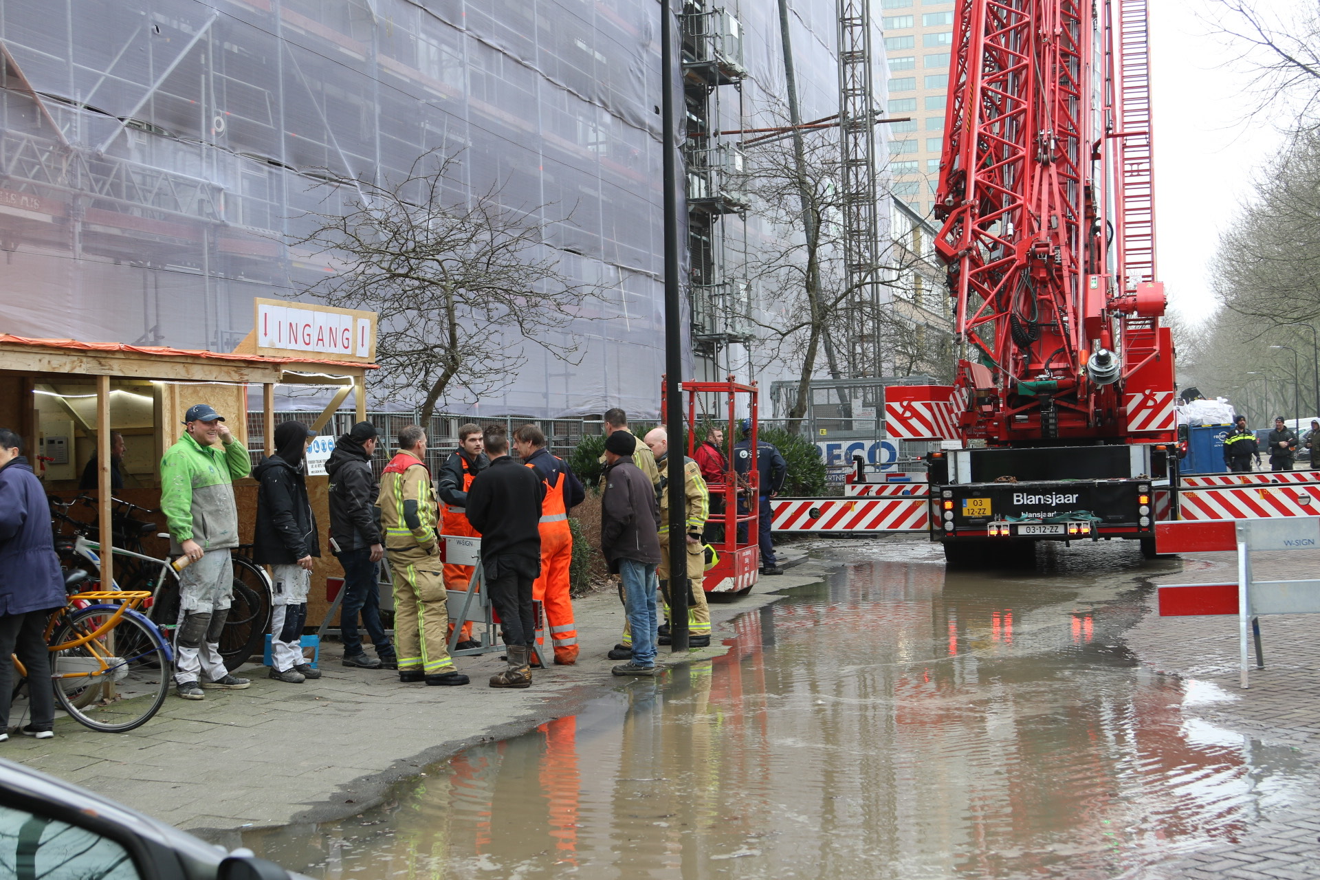 Hijskraan zakt weg en veroorzaakt waterballet Tubasingel Rijswijk