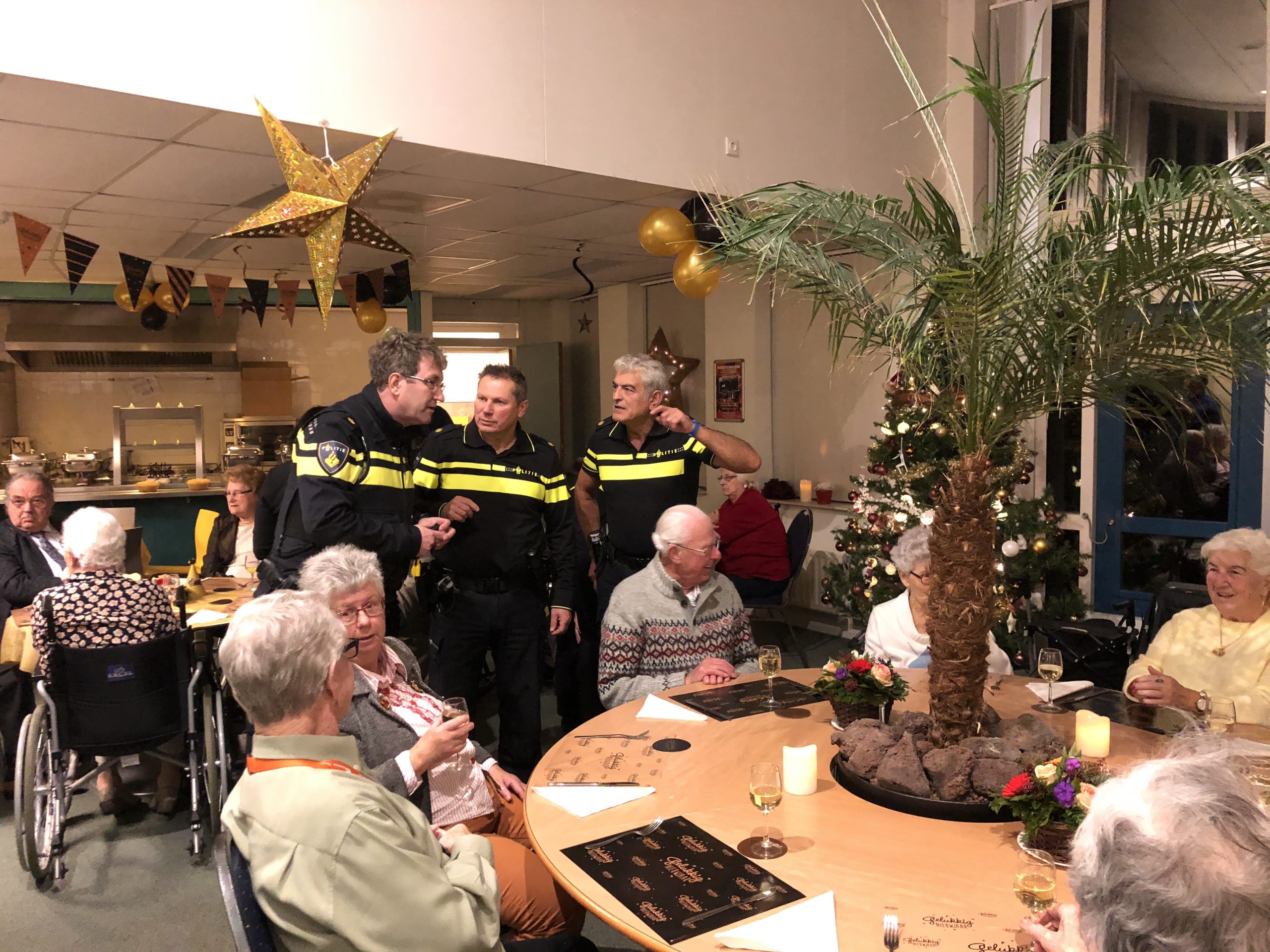 [VIDEO] Politie organiseert nieuwjaarsdiner voor eenzame ouderen