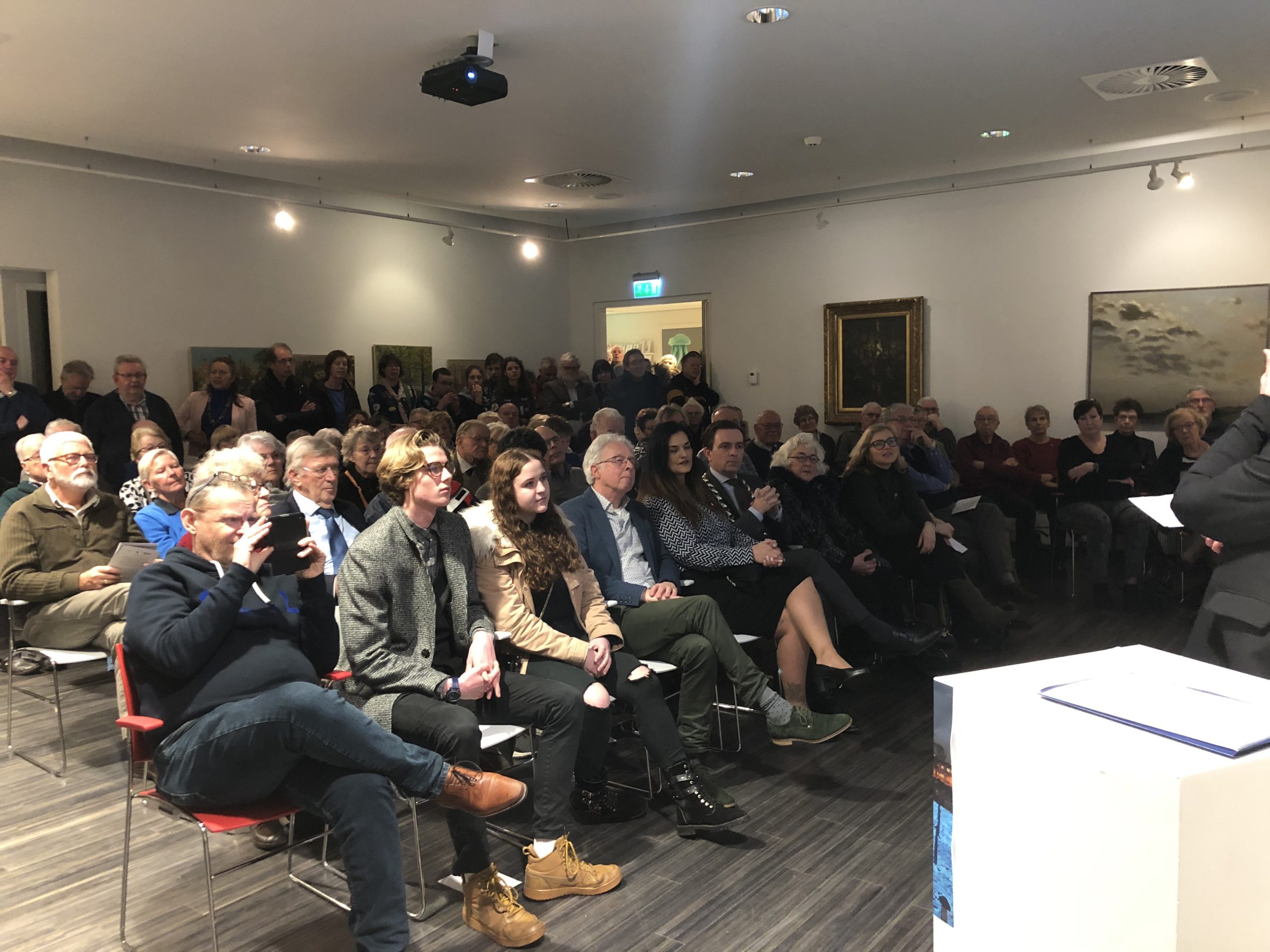 [VIDEO] Lichtmonument “levenslicht” ontstoken voor het museum in Rijswijk