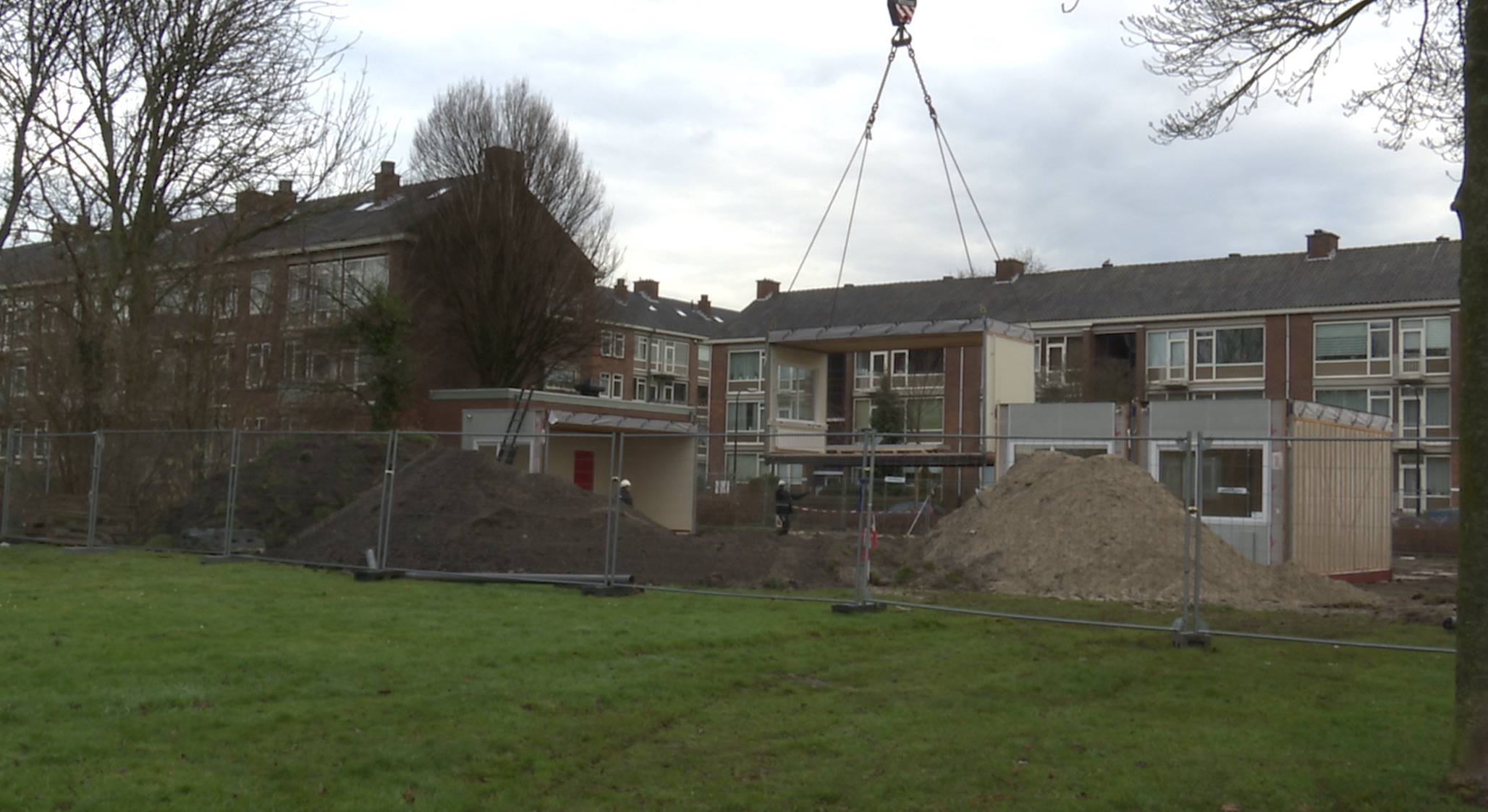 [VIDEO] Noodlokalen Steenvoordeschool geplaatst