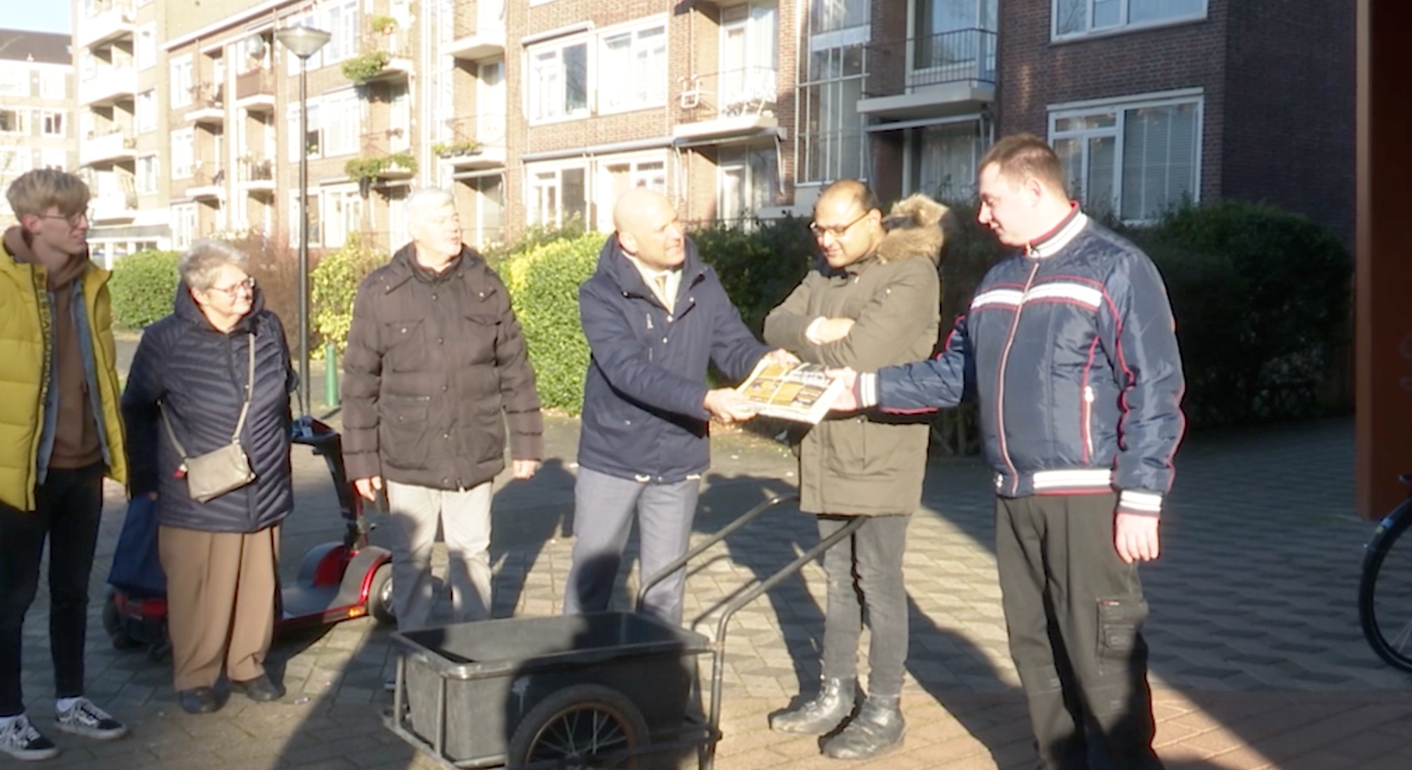 [VIDEO] Cliënten van Middin gaan oud papier ophalen in Steenvoorde Noord