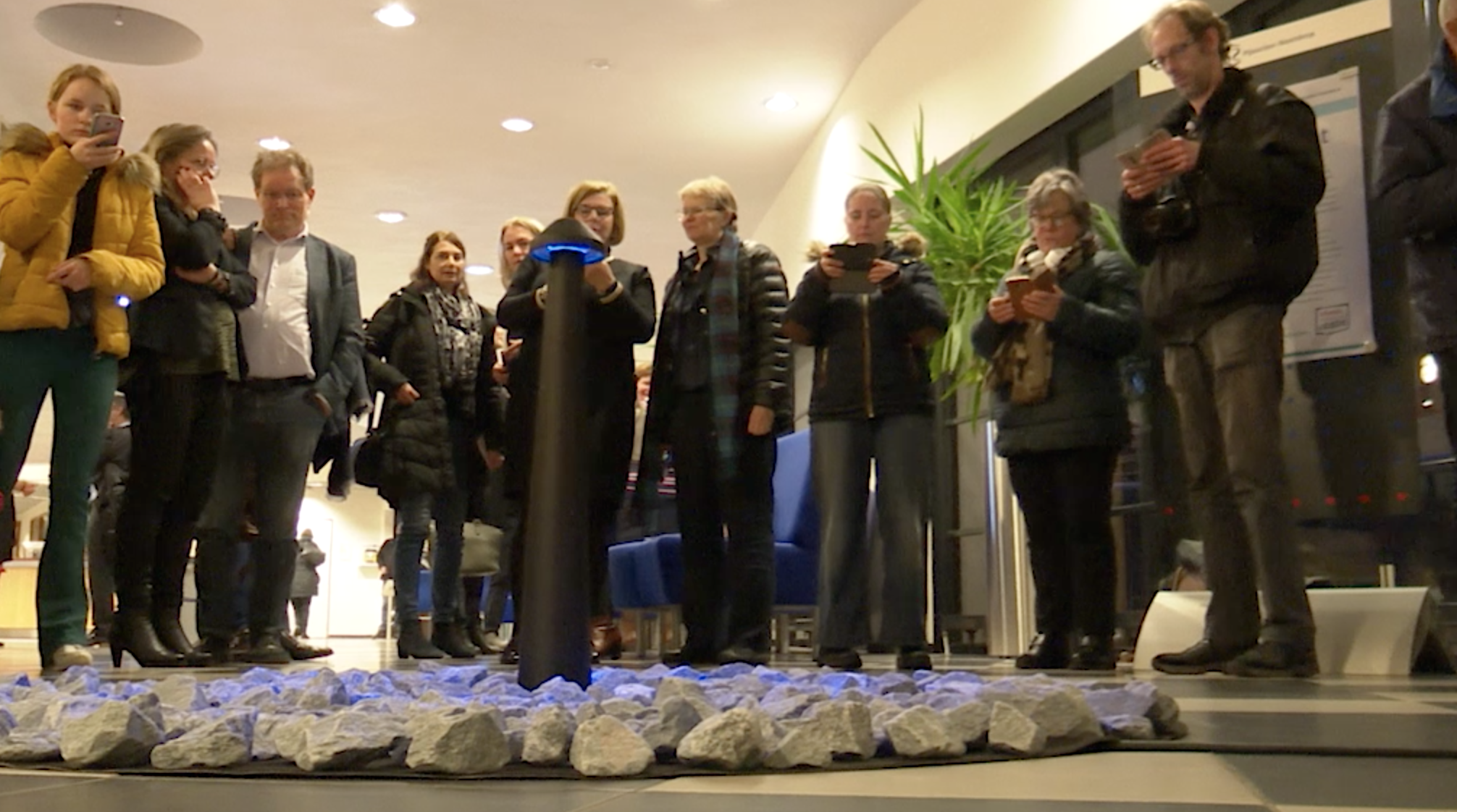 [VIDEO] Burgemeester onthult tijdelijk lichtmonument