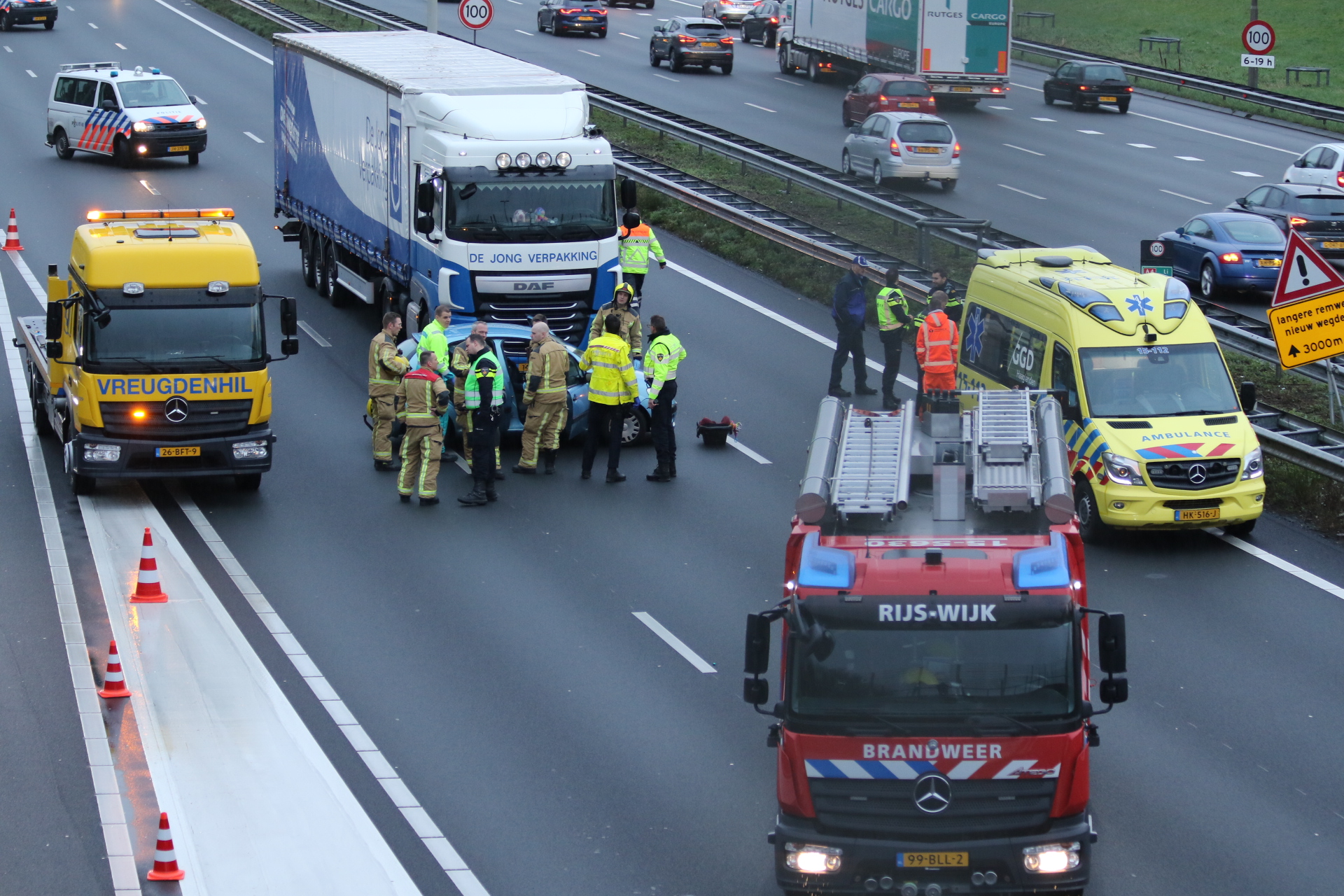 A4 afgesloten bij Rijswijk door aanrijding auto met vrachtwagen