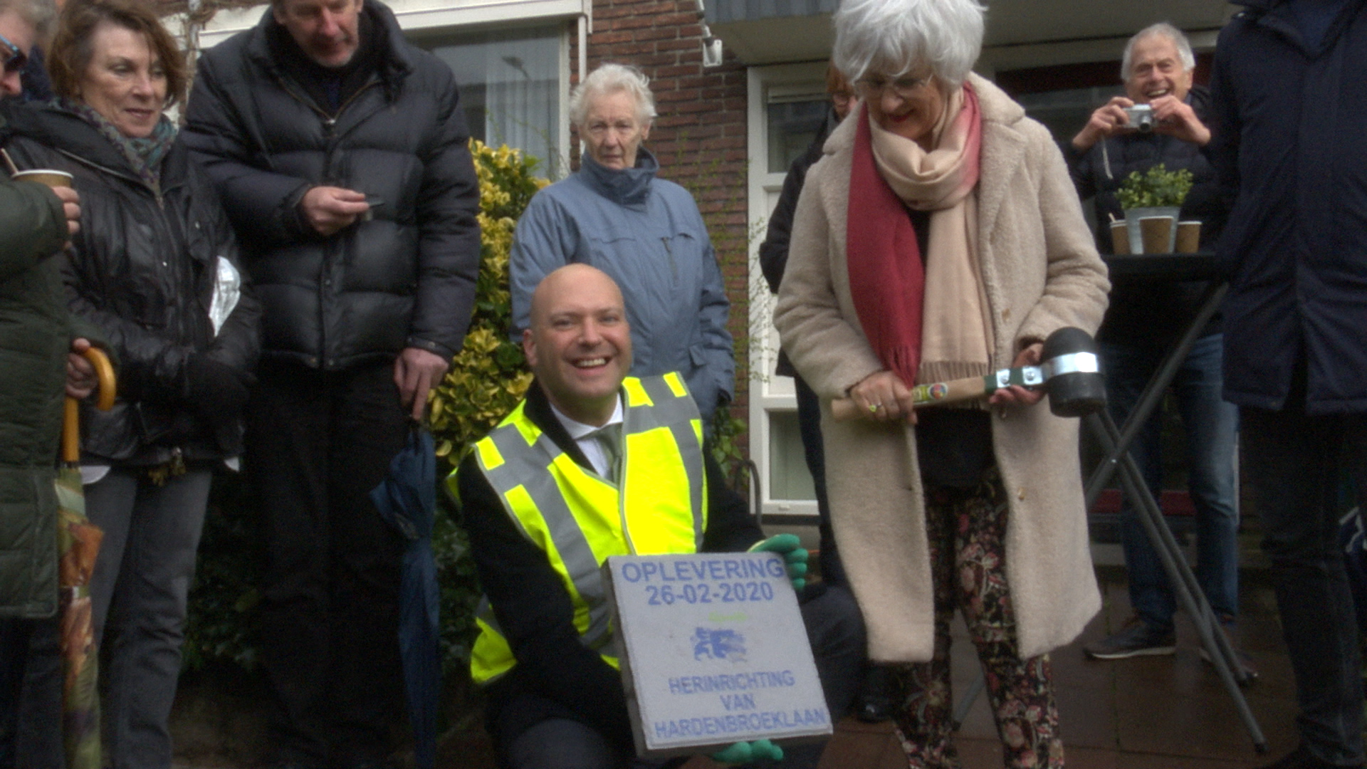 [VIDEO] Wethouder Armand van de Laar slaat laatste stoeptegel in de grond