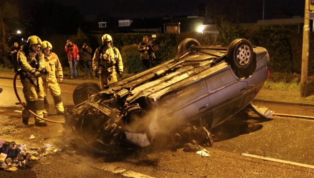 [VIDEO] Auto belandt op z’n dak en vliegt in brand aan Molenweg Nootdorp