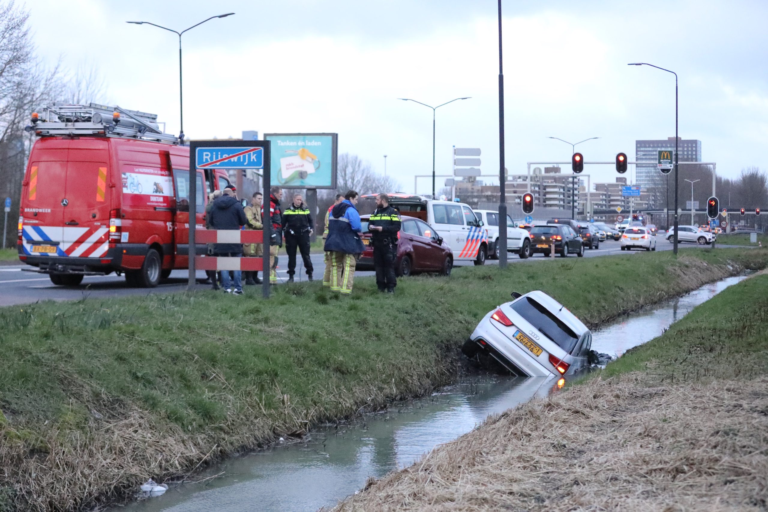 Auto belandt in greppel aan Beatrixlaan Rijswijk
