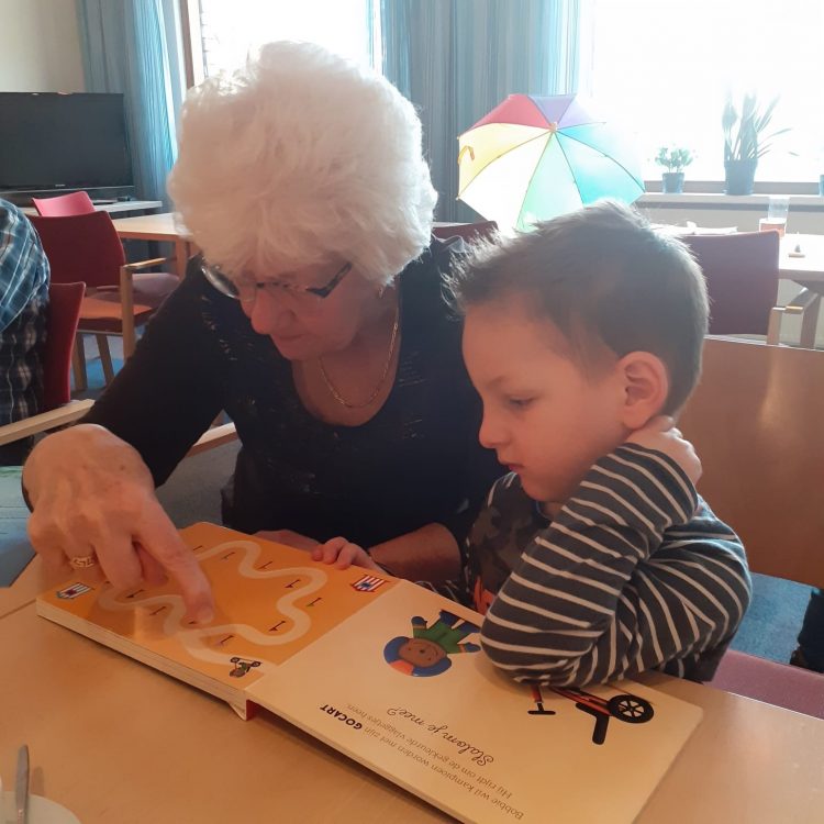 Jong en oud genieten samen van de Moppereend