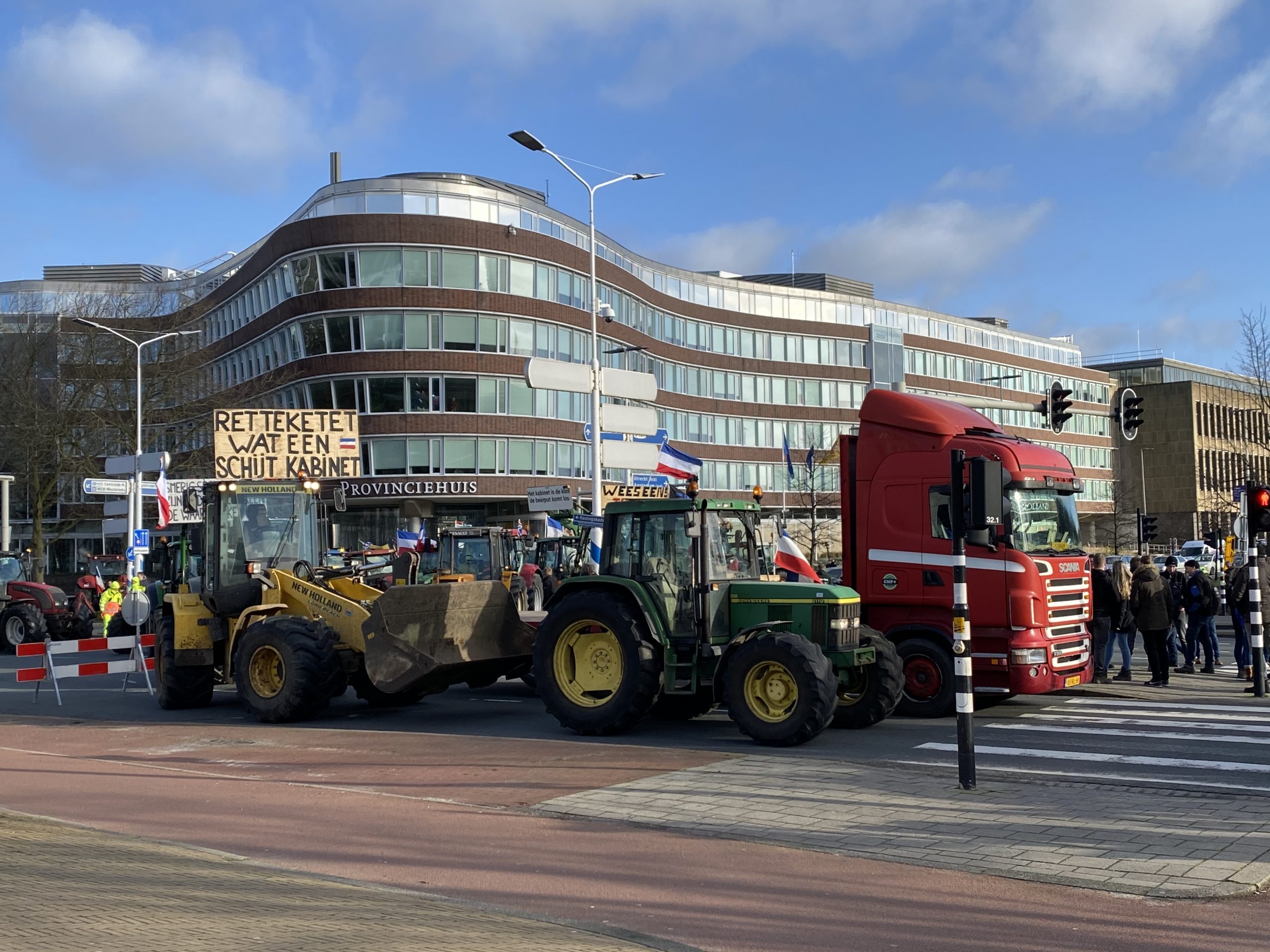 [VIDEO] Protesterende boeren blokkeren A12 richting Rijswijk