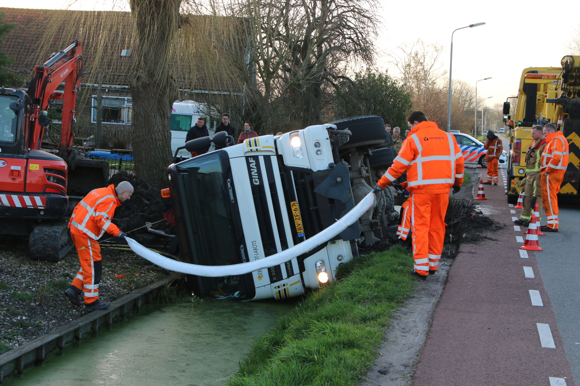 [FOTO] Zandwagen kukelt in slootje in Nootdorp