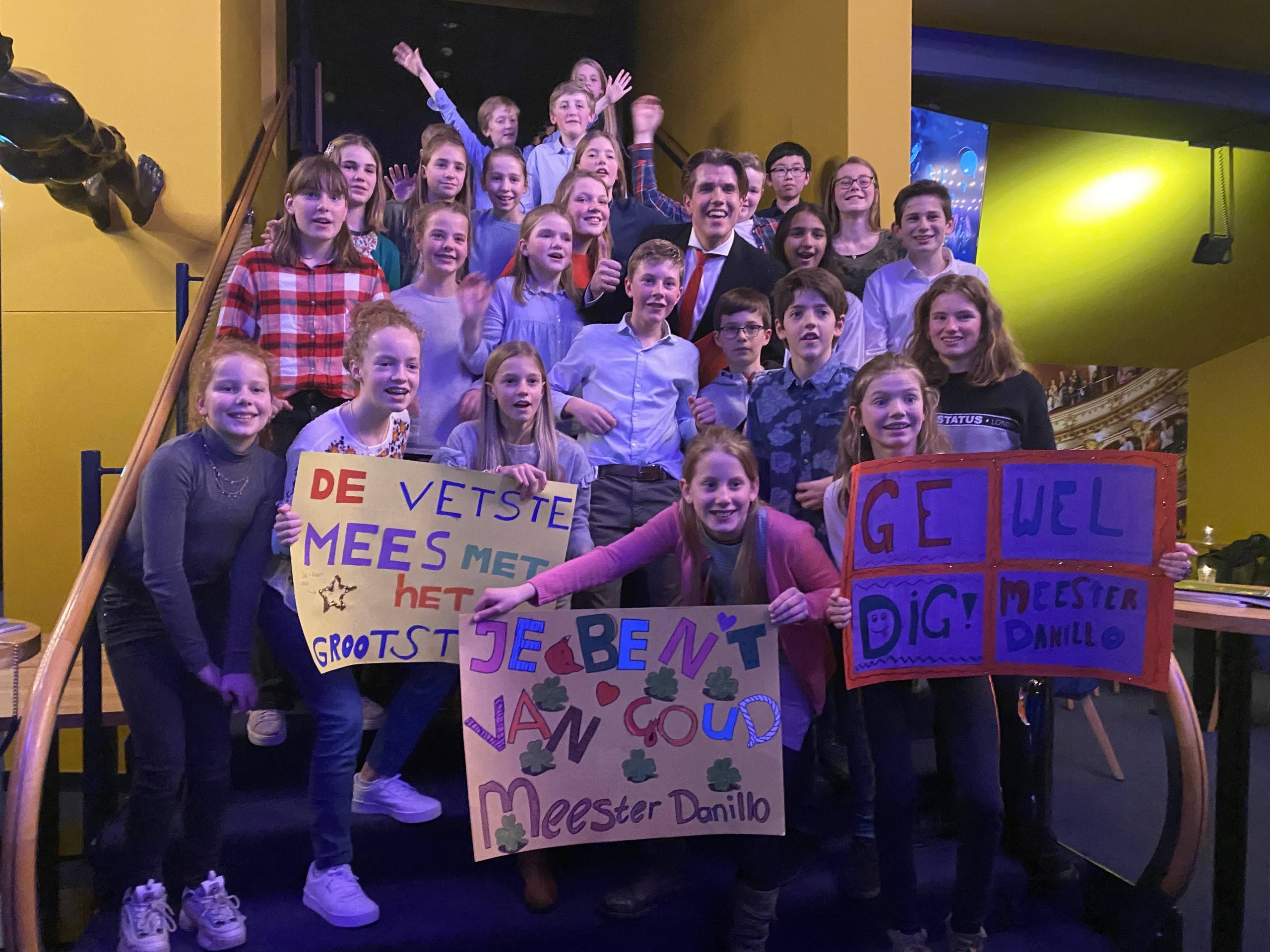 [VIDEO] Schouwburg op z’n kop door musical ‘Our House’ van Rijswijks Jeugdtheater