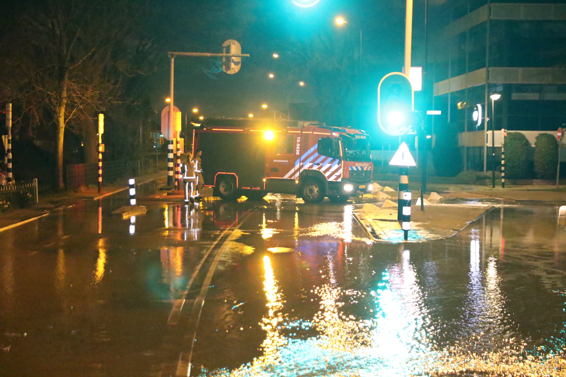 Waterballet op Churchilllaan na knappen waterleiding