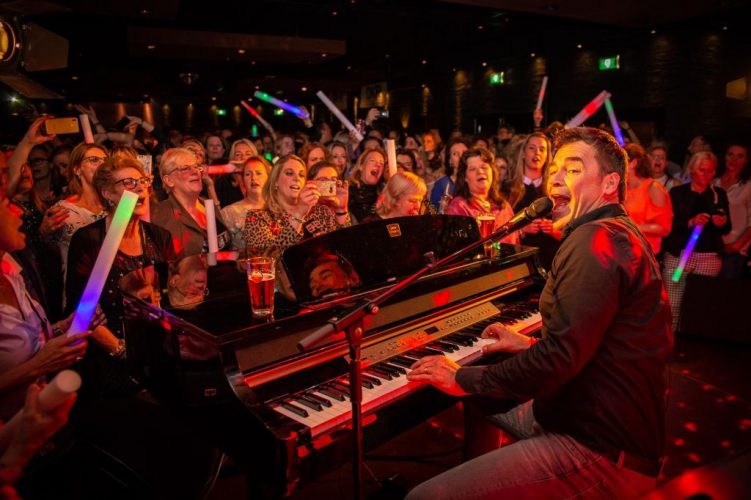 Jeroen van der Boom en Frans Duijts op 4 april 2020 op feestavond van De Klimmende Règâhs voor Alpe d’HuZes