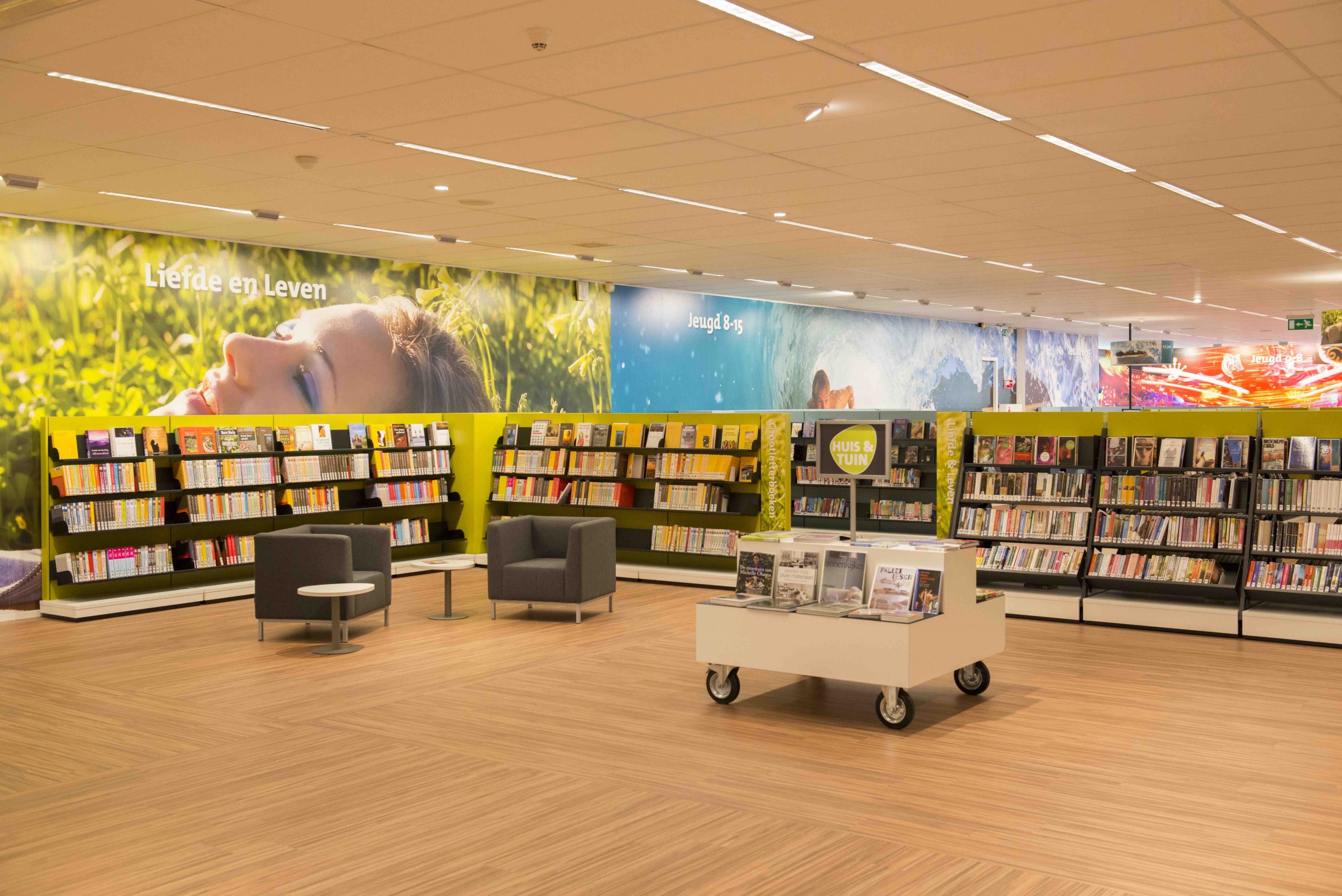Bibliotheek weer open. Medewerkers blij om de klanten weer te kunnen verwelkomen