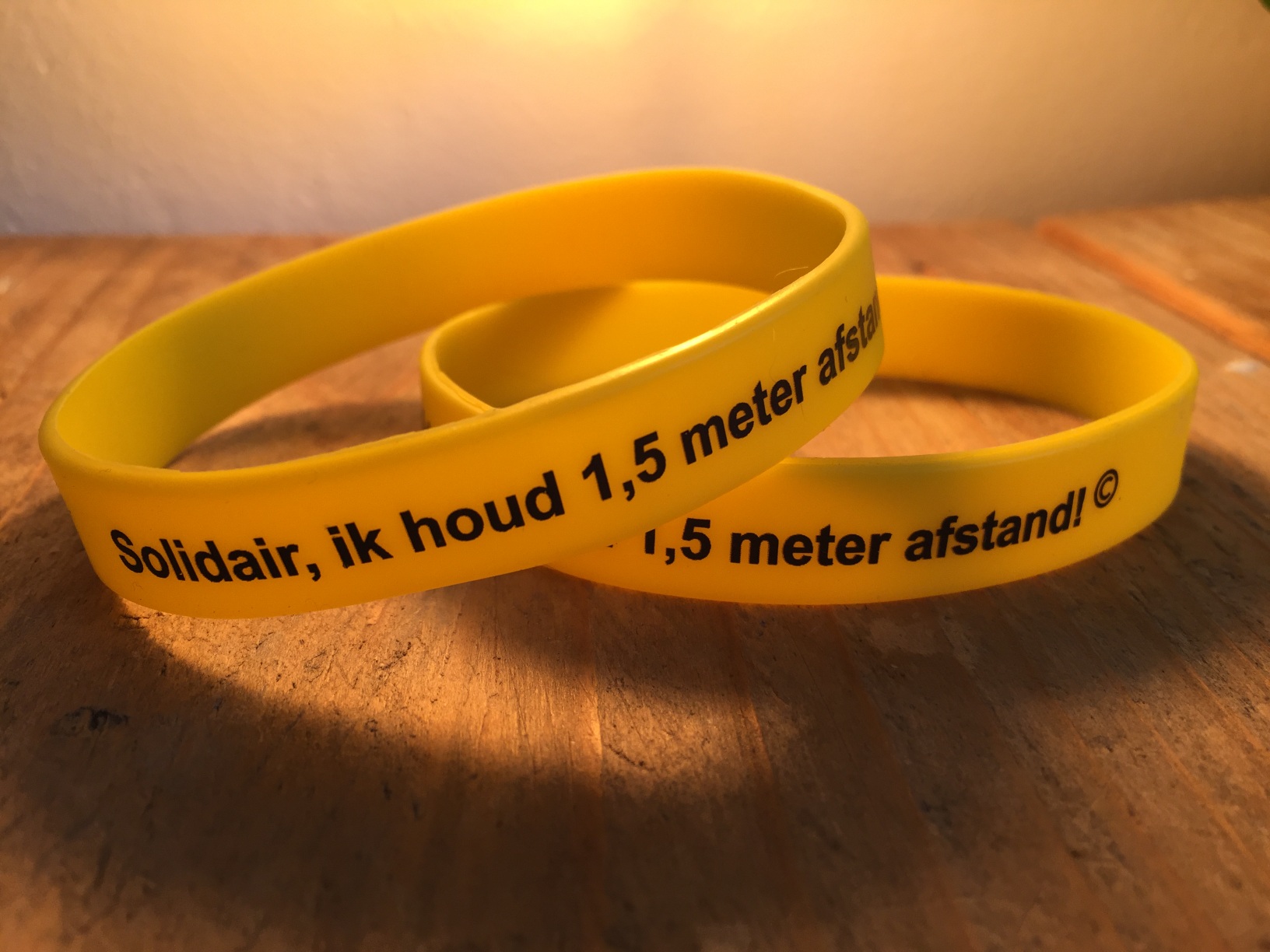 De Pannenkoeken Club maakt speciale corona armbandjes