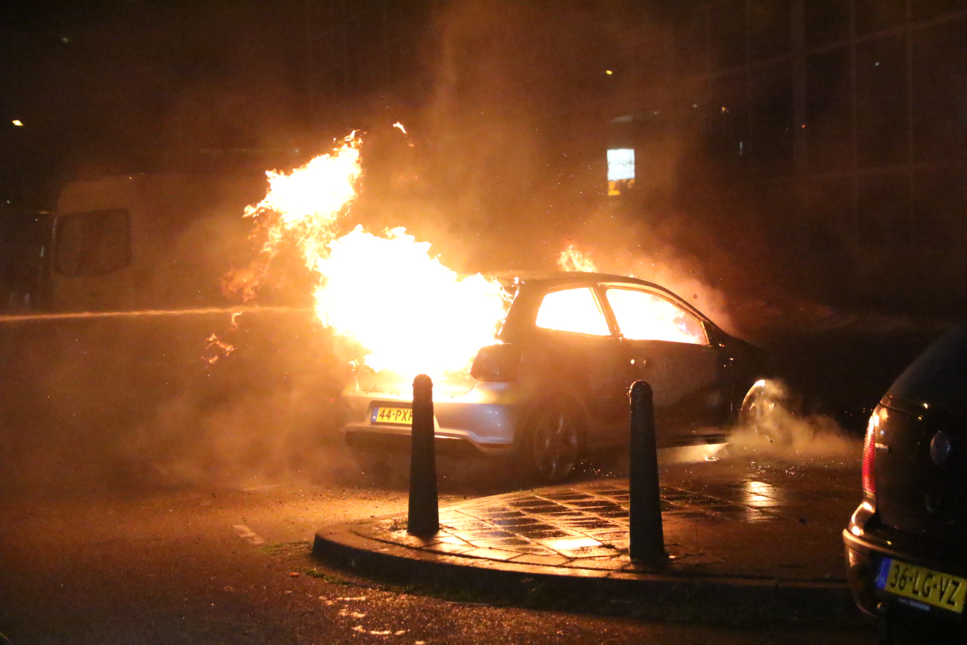 [VIDEO] Auto volledig uitgebrand aan van Gijnstraat Rijswijk