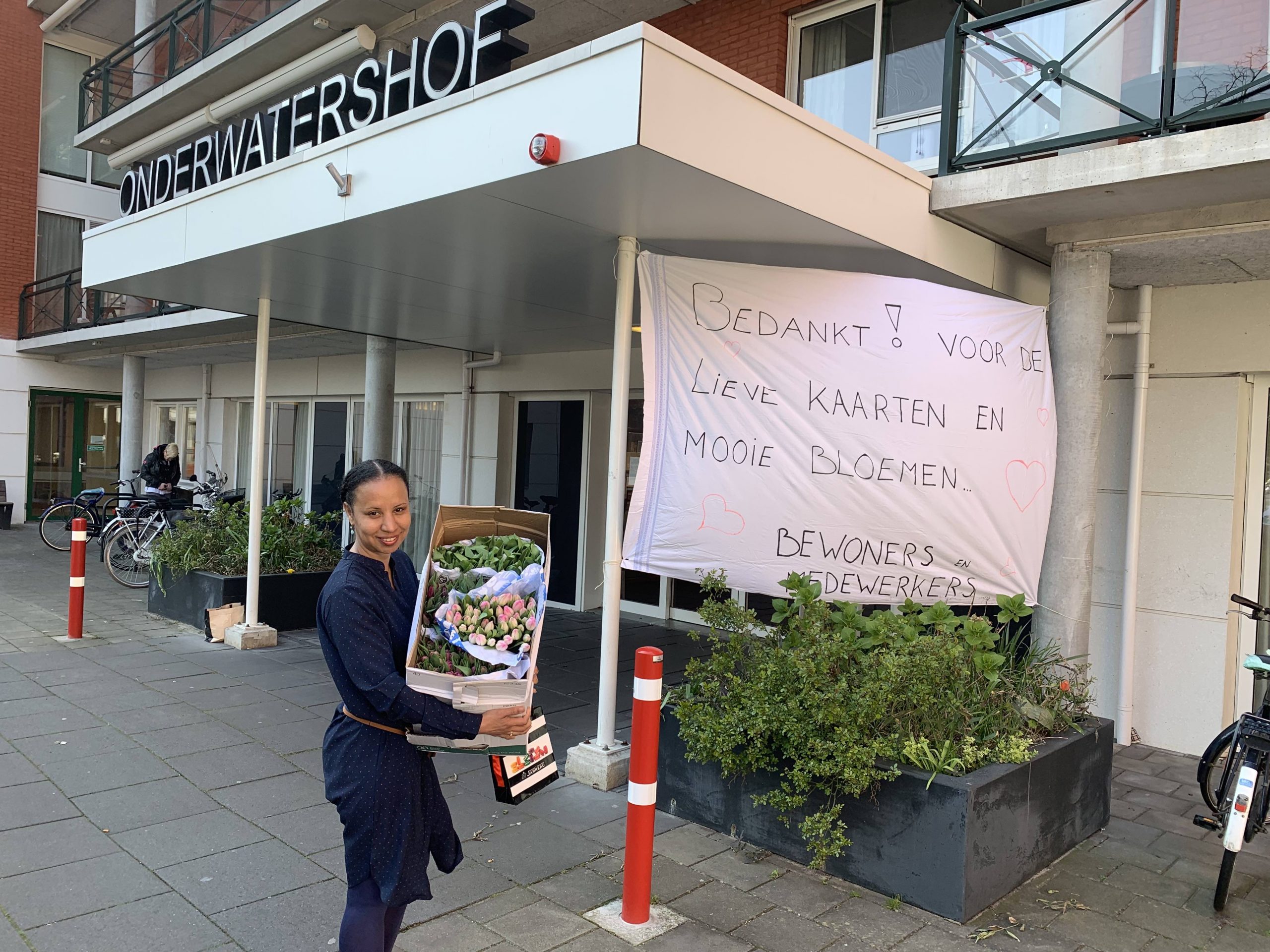 Rochelle schenkt bloemen aan ouderen van Onderwatershof